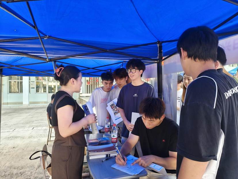 招聘会2 招聘会2