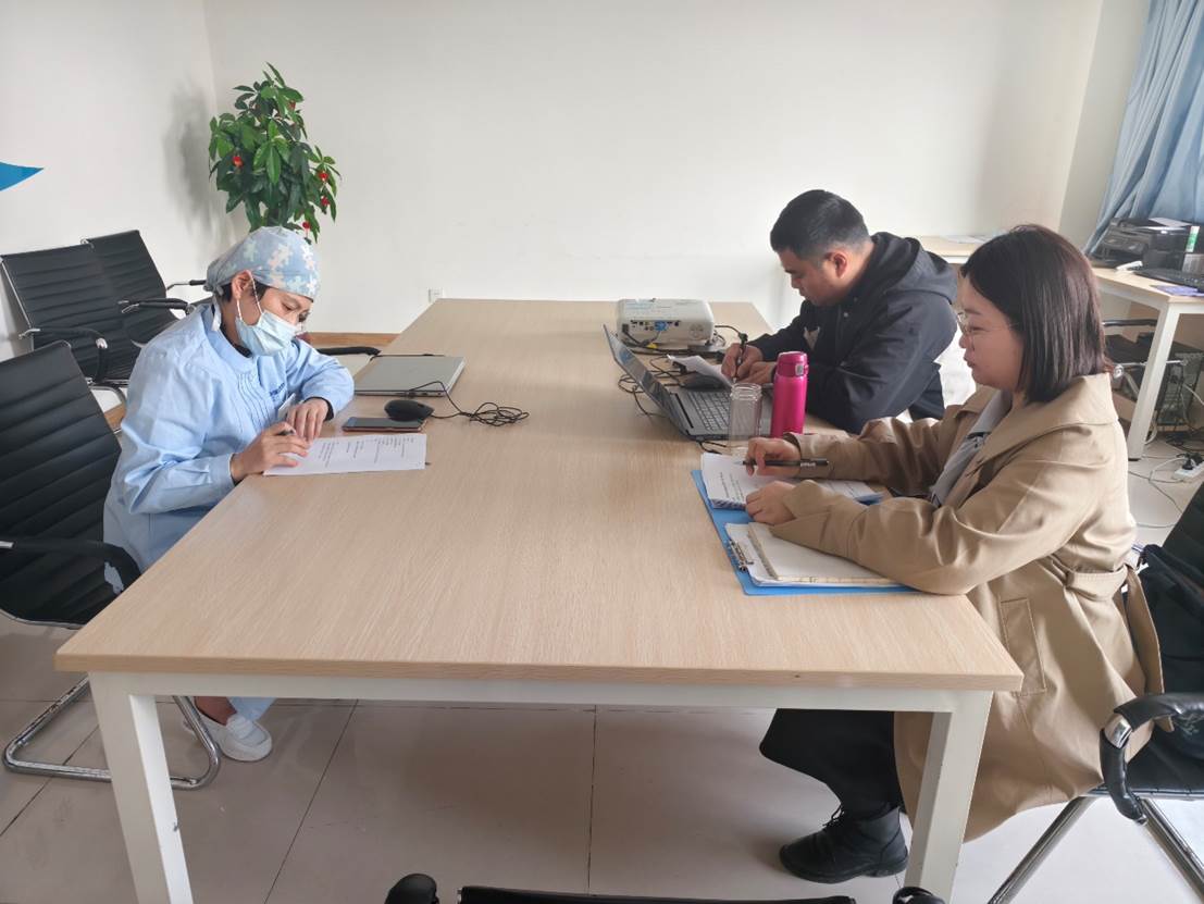 一些人在桌子上 AI 生成的内容可能不正确。 一些人在桌子上 AI 生成的内容可能不正确。